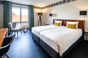 Quarto duplo standard, vista para a cidade | 1 quarto, cofres nos quartos, escrivaninha
