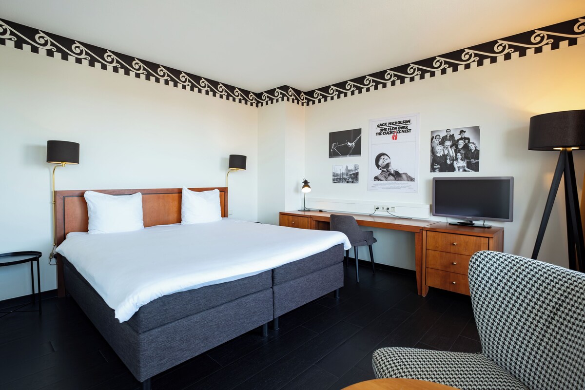 Penthouse Room with Balcony | In-room safe, desk, iron/ironing board (on request), WiFi (free)