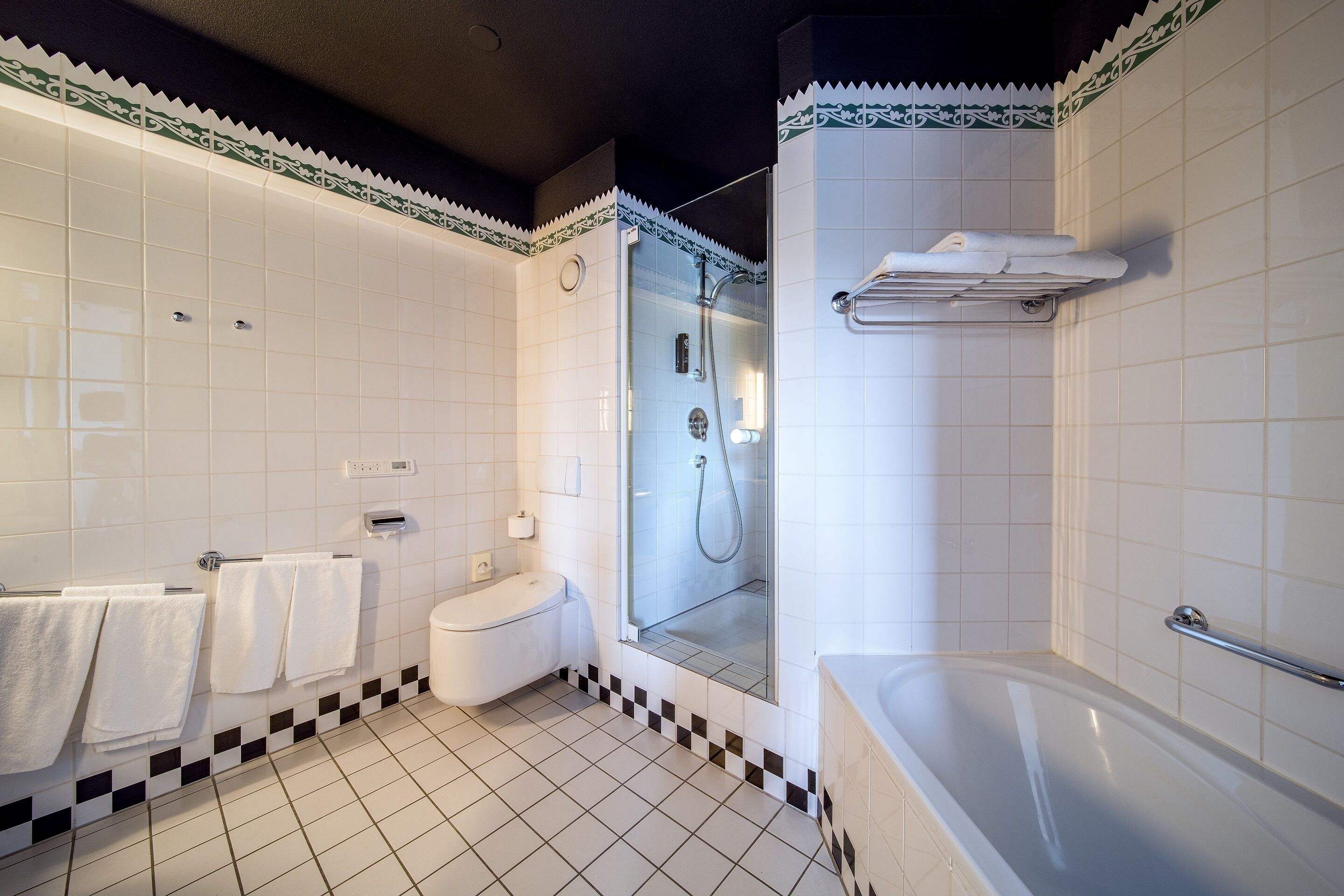 suite | bathroom | combined shower/bathtub, hair dryer, towels