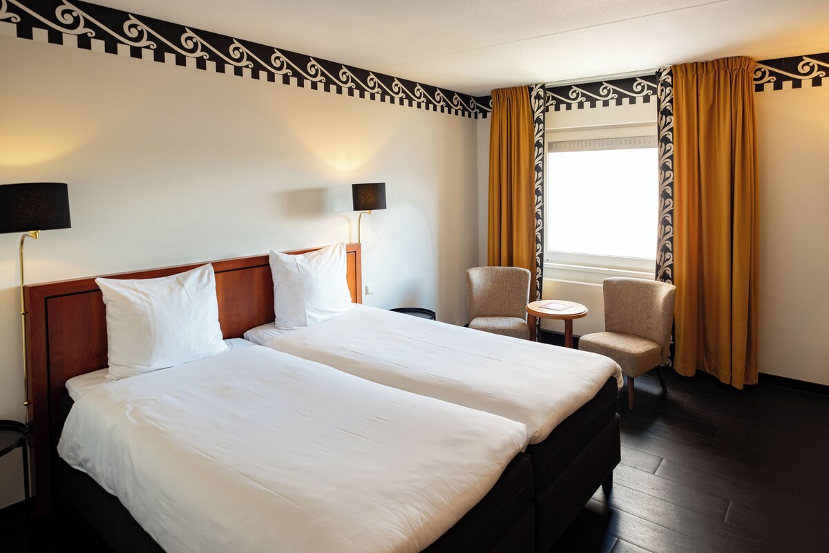Standard Twin Room | In-room safe, desk, iron/ironing board (on request), WiFi (free)
