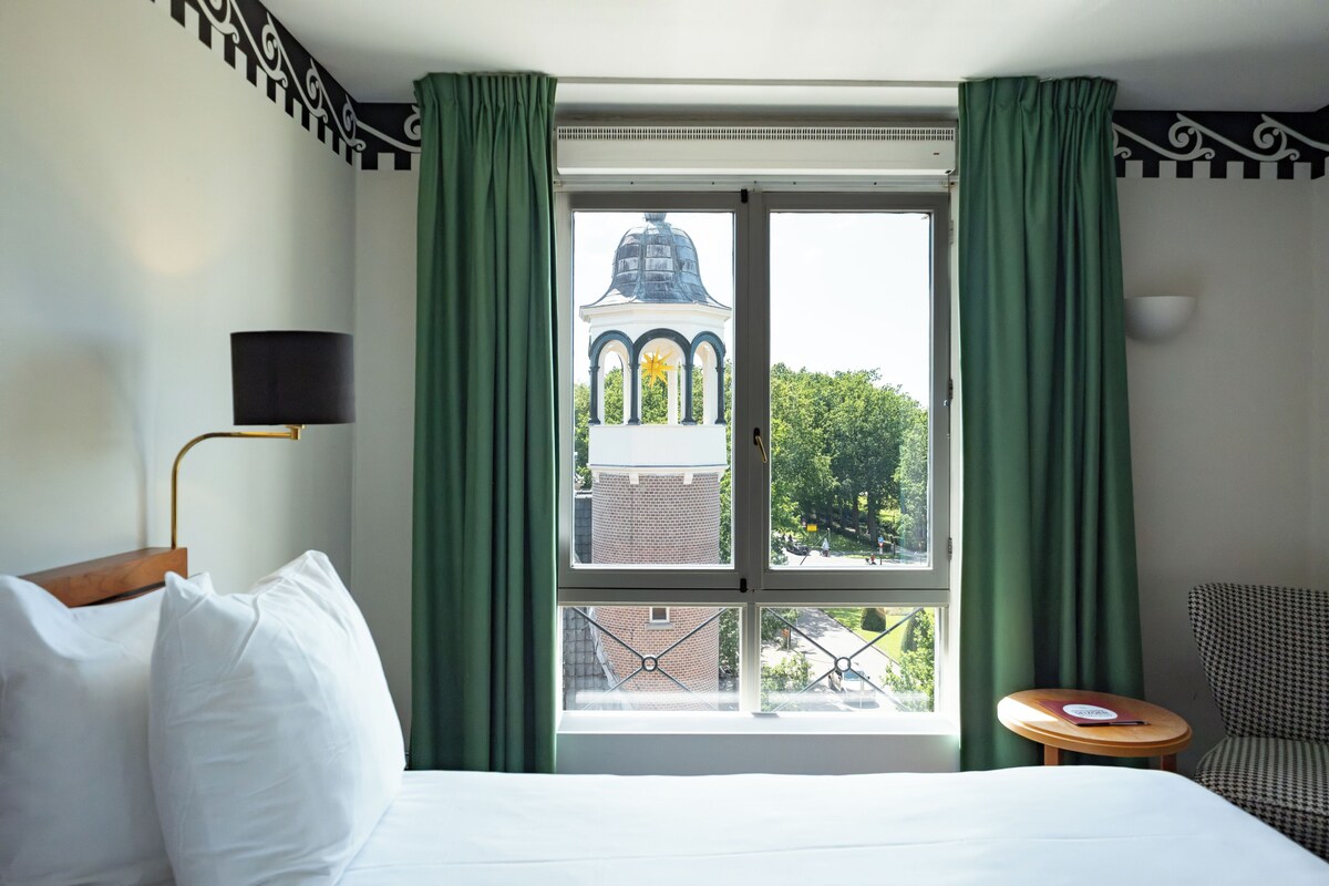 Suite | In-room safe, desk, iron/ironing board (on request), WiFi (free)