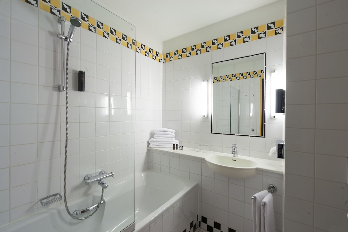 Bathroom | Combined shower/tub, hair dryer, towels