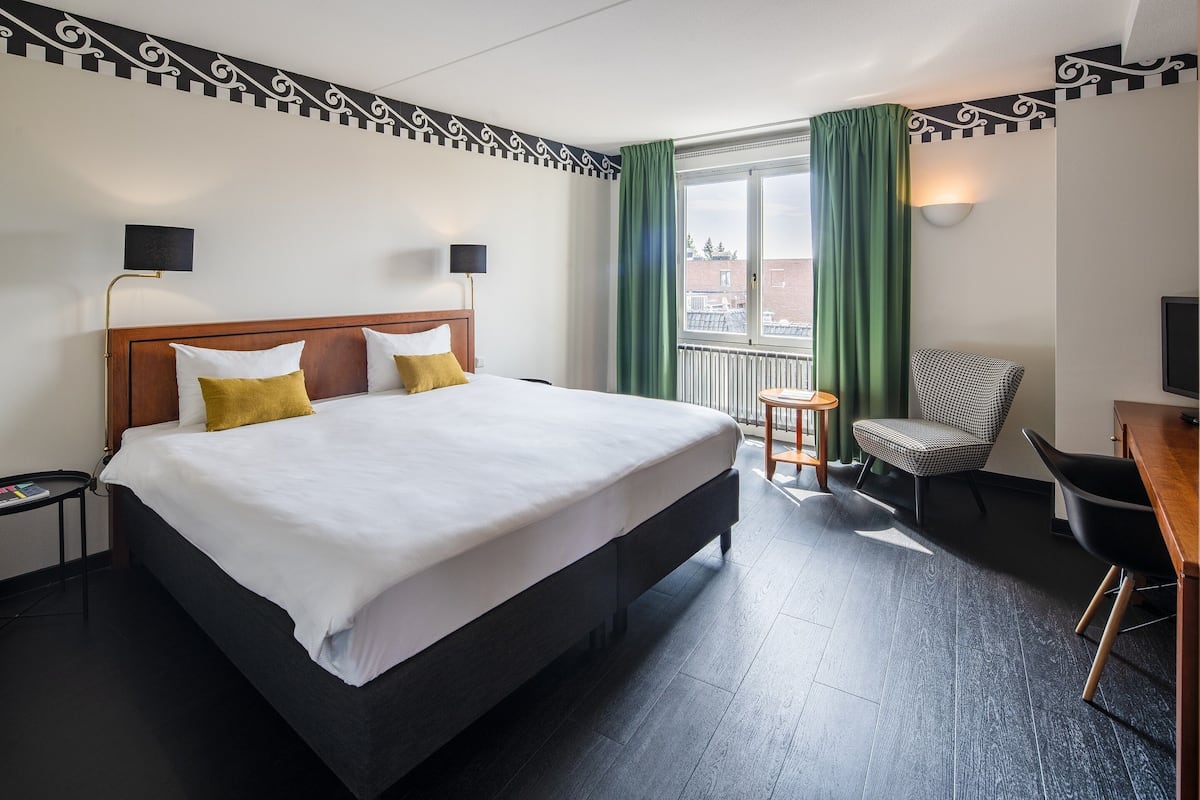 1 bedroom, in-room safe, desk, iron/ironing board