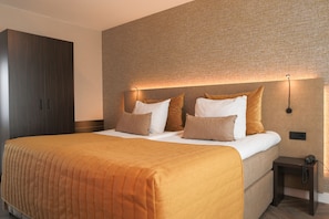 Minibar, in-room safe, desk, laptop workspace