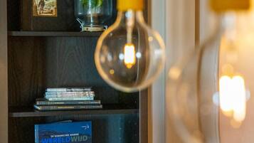 Une bibliothèque avec des livres et un objet décoratif.