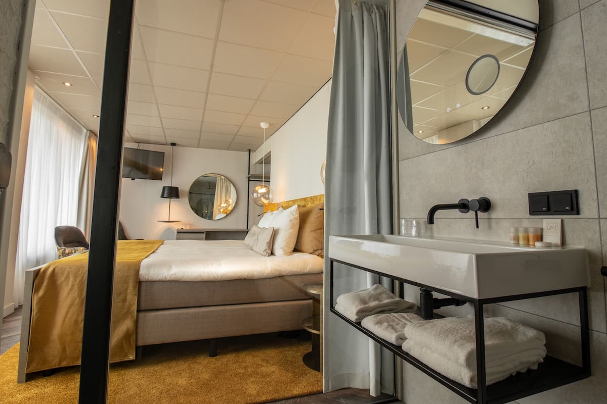 junior suite, 1 king bed, ocean view | bathroom | hair dryer, towels