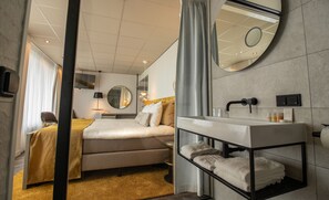 Suite Junior, 1 très grand lit, vue sur l’océan | Salle de bain | Séchoir à cheveux, serviettes fournies