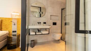 Suite Junior, 1 très grand lit, vue océan | Salle de bain | Sèche-cheveux, serviettes fournies