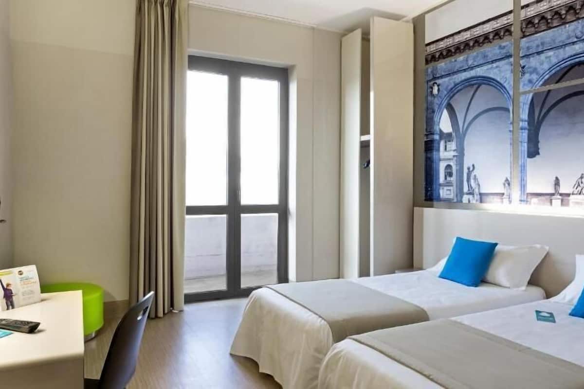 Coffre-fort, bureau, rideaux dâobscurcissement, lit de bĂ©bĂ© (gratuit)