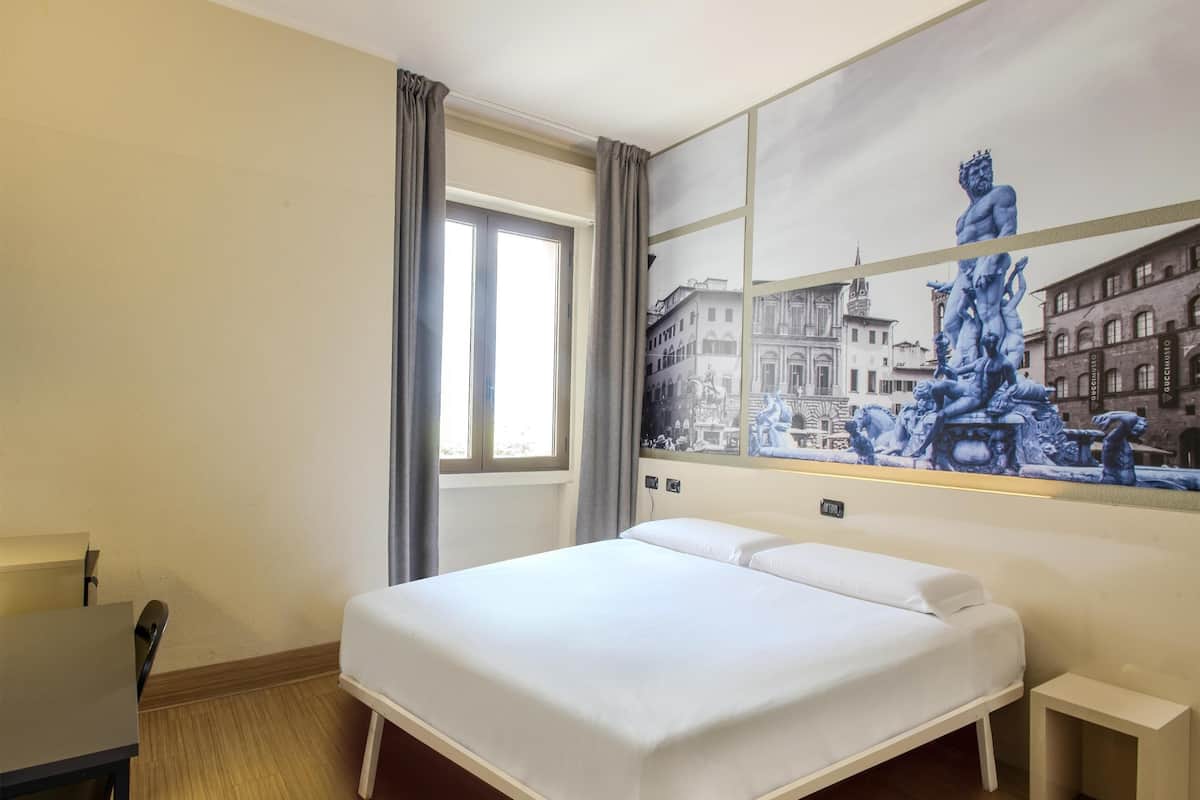 Caixa forta a l'habitació, escriptori i cortines opaques