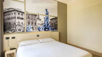 Una camera d'albergo con un letto, un comodino e un affresco che raffigura una scena storica.