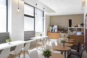 Petit déjeuner buffet (7.9 EUR par personne)