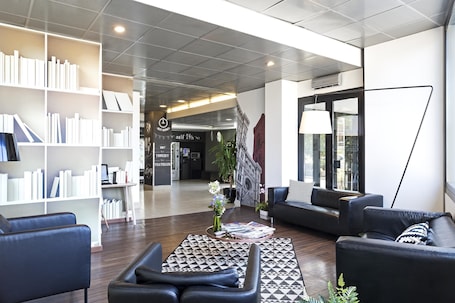Sala de estar en el lobby. B&B Hotel Firenze Novoli