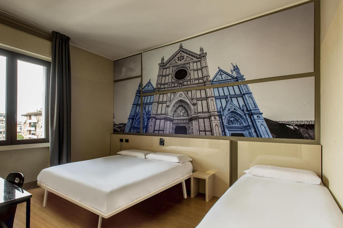 Trippelrum - icke-rökare | Värdeförvaringsskåp på rummet, skrivbord och mörkläggningsgardiner