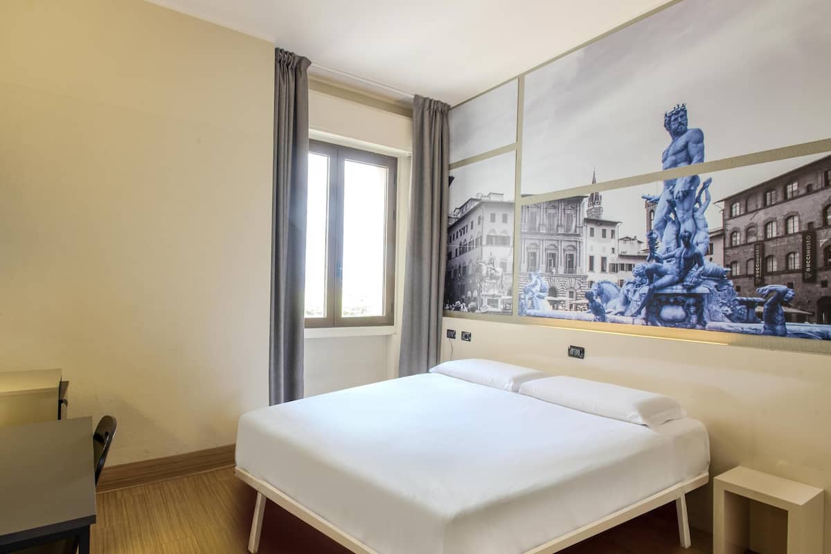 Värdeförvaringsskåp på rummet, skrivbord och mörkläggningsgardiner