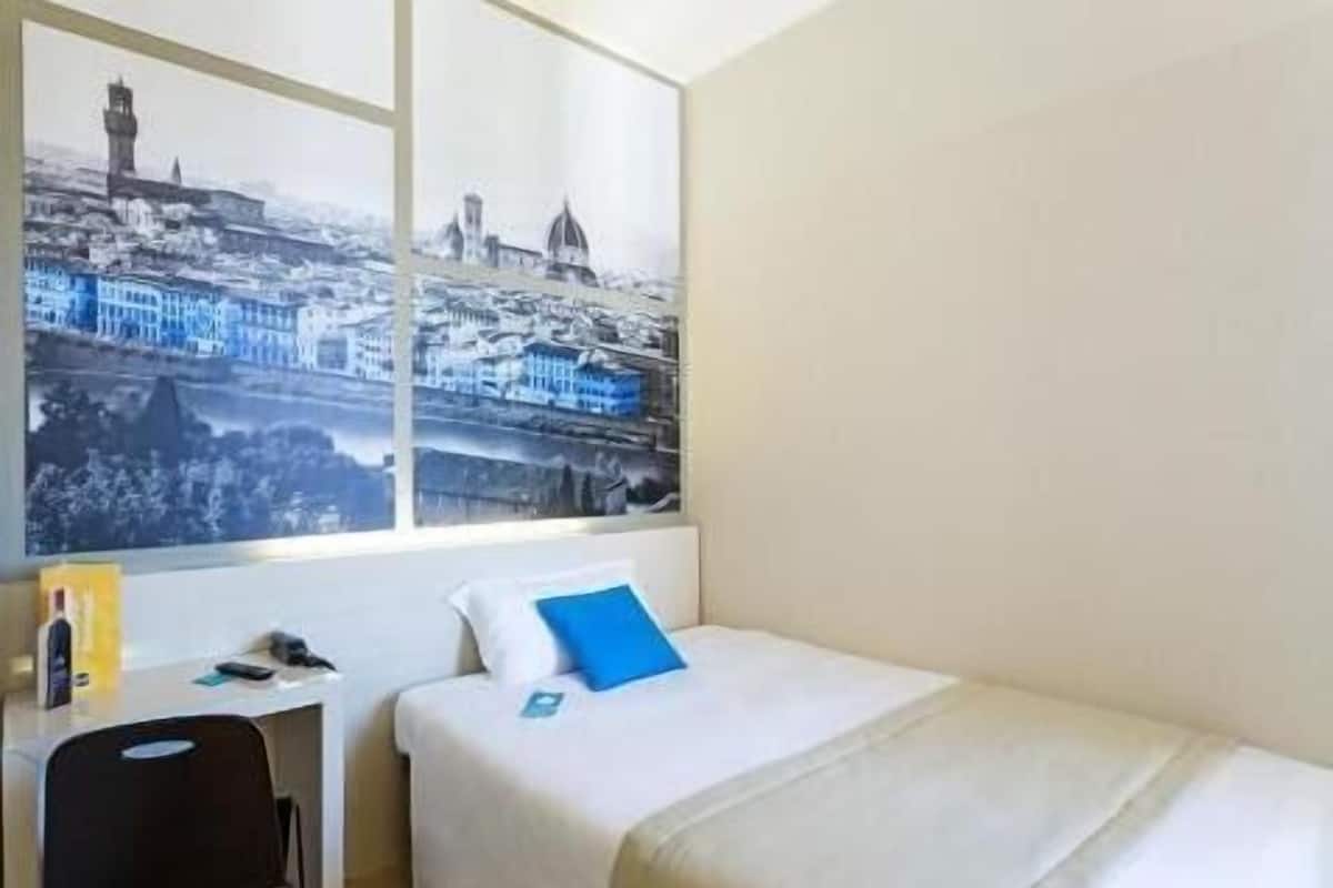 Coffre-fort, bureau, rideaux dâobscurcissement, lit de bĂ©bĂ© (gratuit)