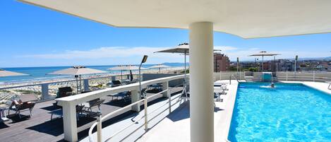 حمّام سباحة خارجي موسمي، مظلات على حمّام السباحة، مقاعد للتشمس