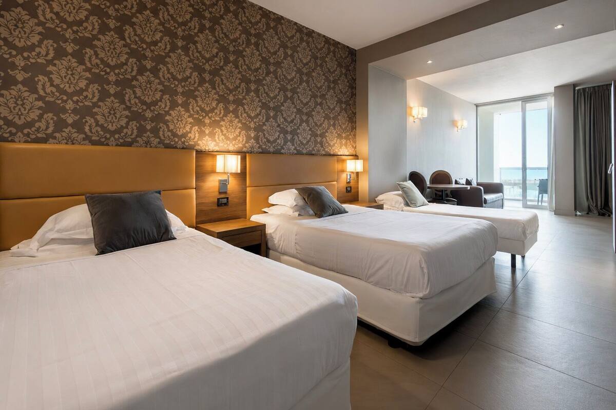 Suite (3 adults) | Premium bedding, minibar, in-room safe, desk
