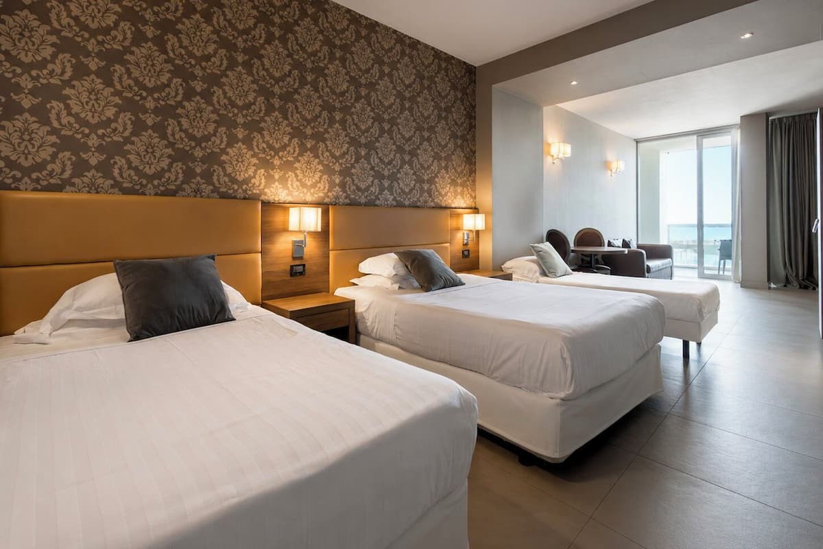 Suite (3 adults) | Literie de qualité supérieure, minibar, coffres-forts dans les chambres