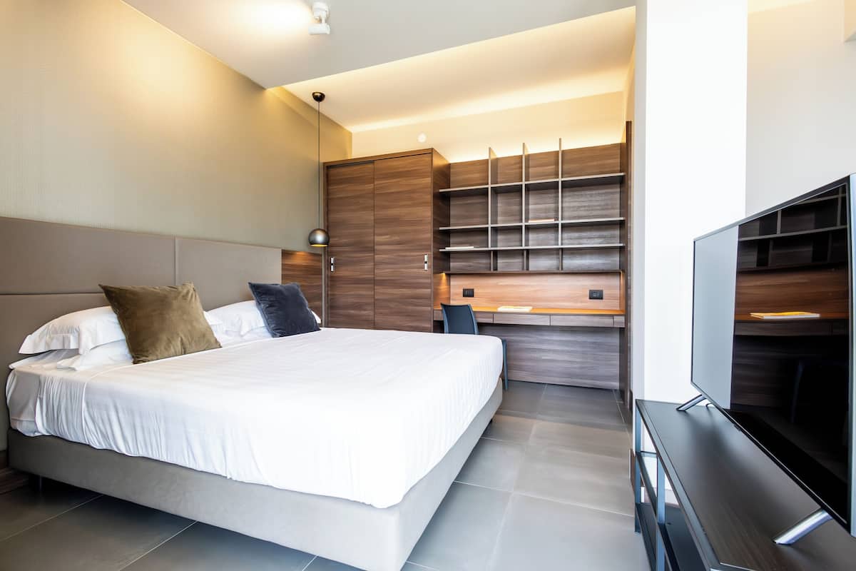 Camera King | Hochwertige Bettwaren, Minibar, Zimmersafe, Schreibtisch