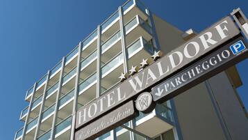 Vista frontal de la propiedad