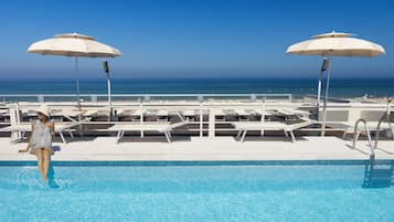 Piscine extérieure (ouverte en saison), parasols de plage