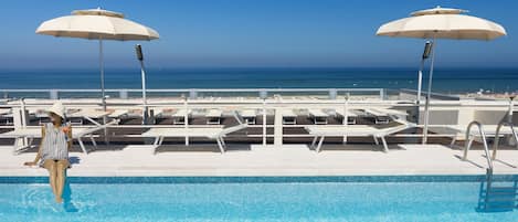 Piscine extérieure (ouverte en saison), parasols de plage