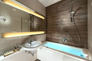 Kostenlose Toilettenartikel, Haartrockner, Hausschuhe, Bidet