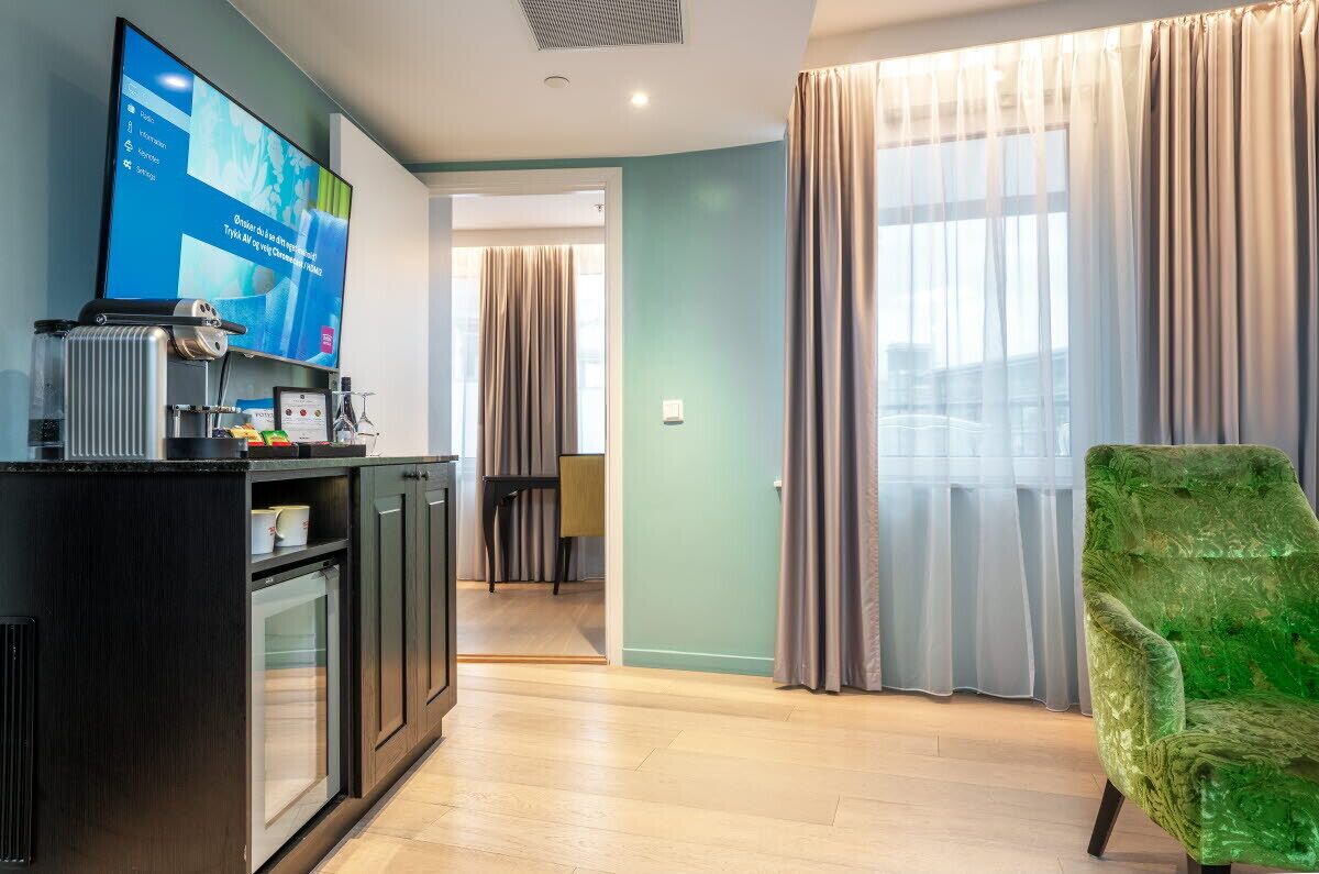 suite, non smoking | premium bedding, pillow-top beds, minibar, in-room safe