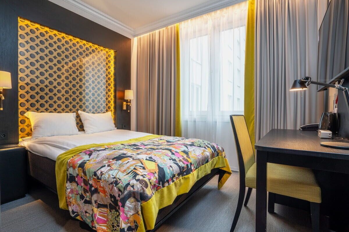 Premium bedding, pillow-top beds, minibar, in-room safe