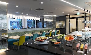 朝食、ランチ、ディナーに営業
