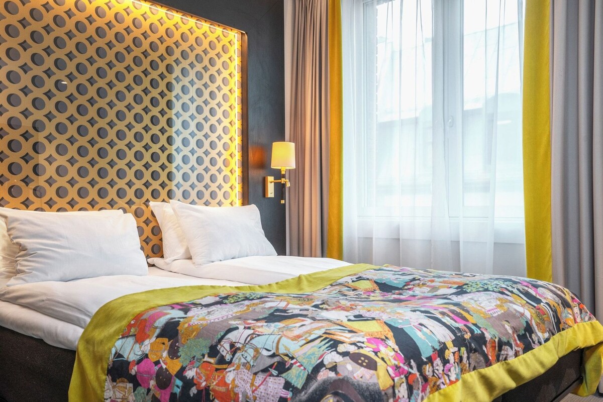 Premium bedding, pillowtop beds, minibar, in-room safe
