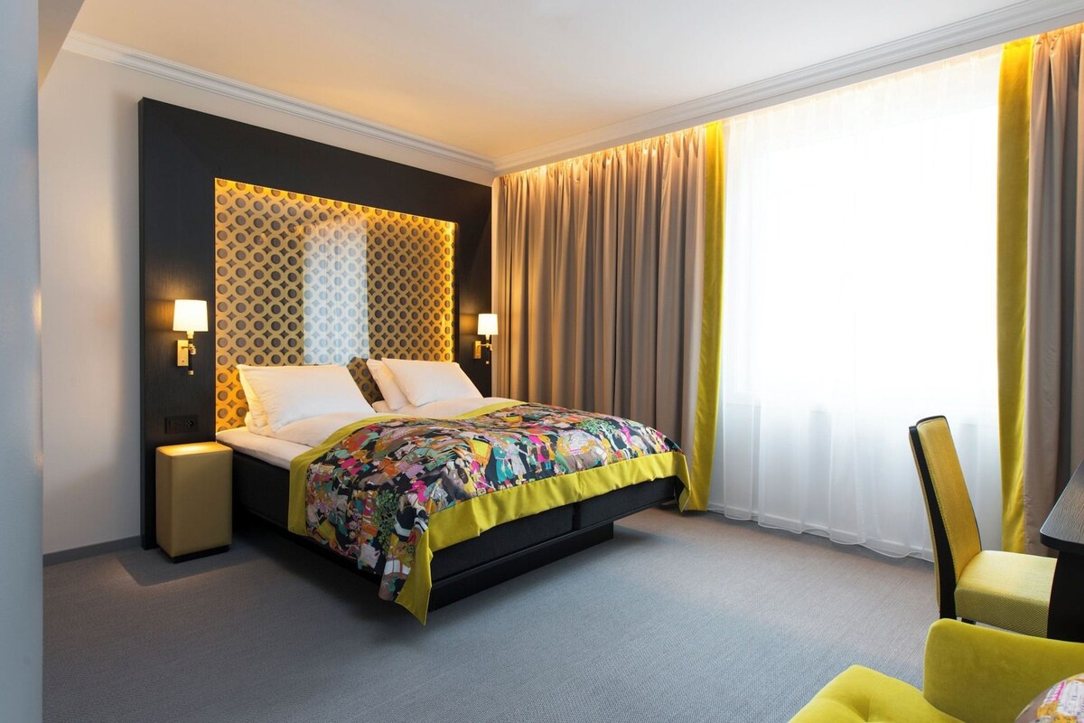 Premium bedding, pillowtop beds, minibar, in-room safe