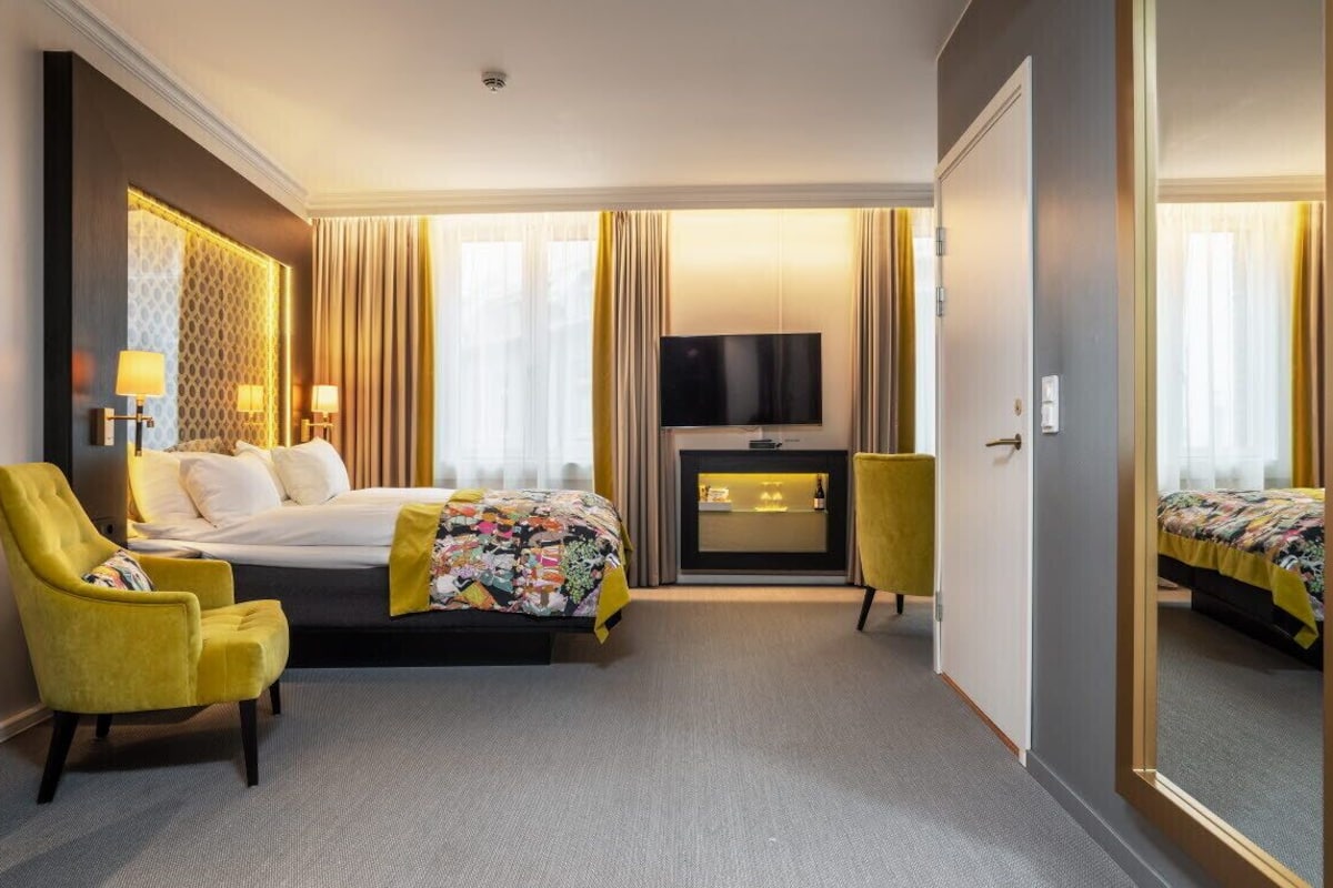 business room, non smoking | premium bedding, pillow-top beds, minibar, in-room safe