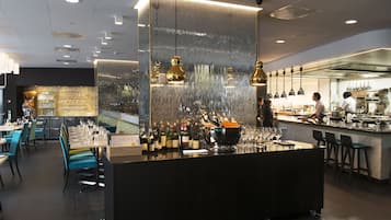 供应早餐、午餐和晚餐