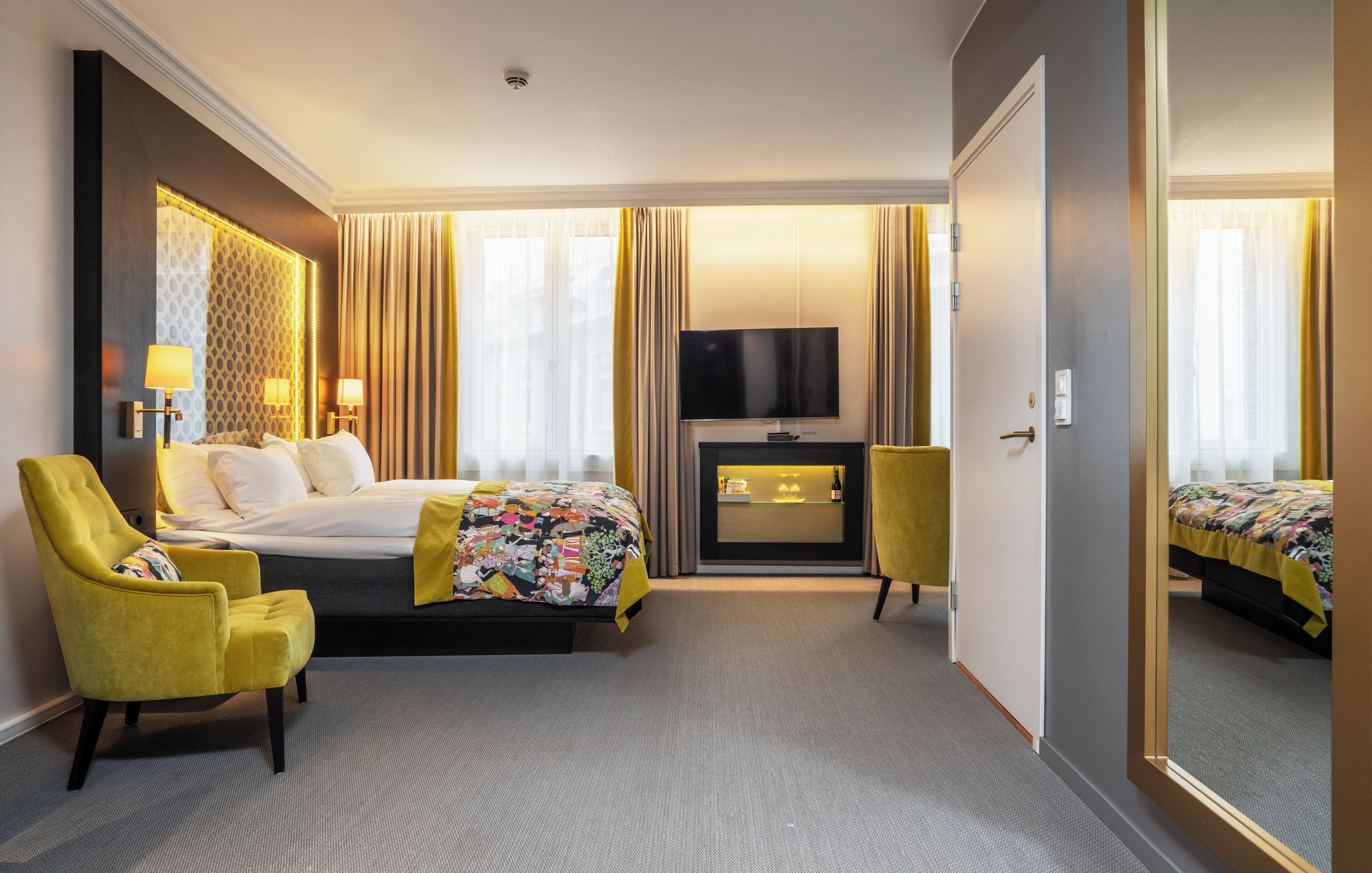 Business Room, Non Smoking | Premium bedding, pillow-top beds, minibar, in-room safe