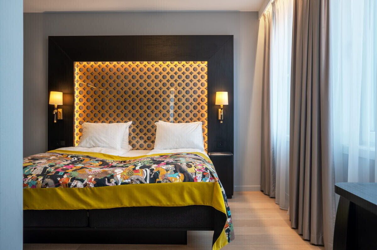 suite, non smoking | premium bedding, pillow-top beds, minibar, in-room safe