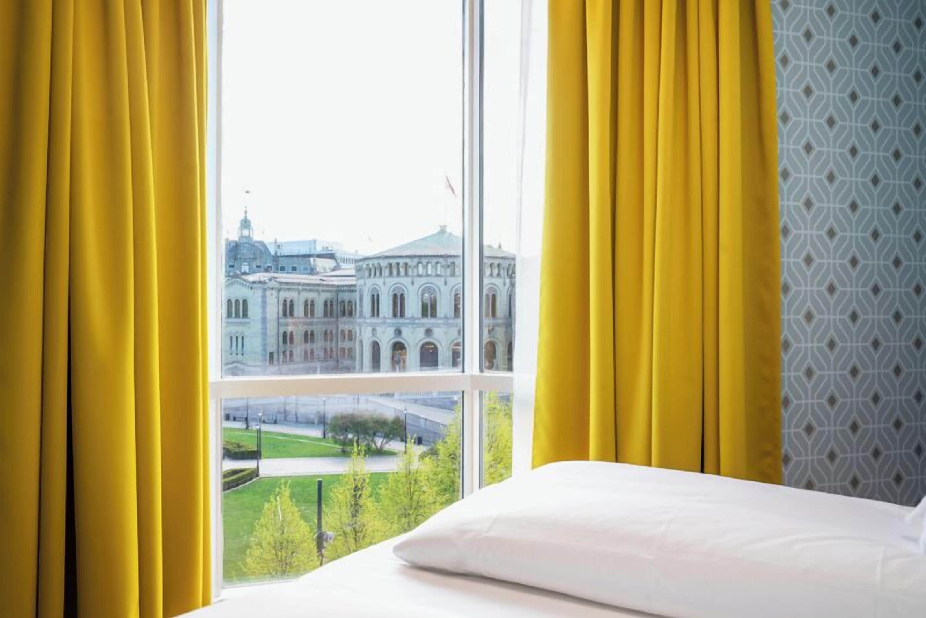 Suíte júnior, para não fumantes | Roupas de cama premium, camas com colchões pillow-top, frigobar