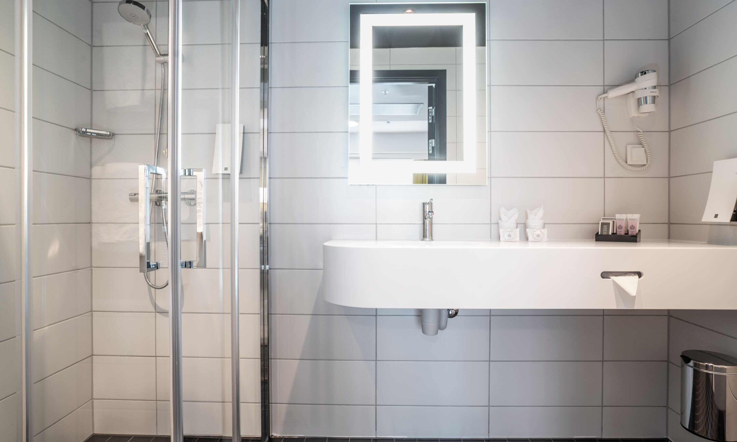 junior suite, non smoking | bathroom | free toiletries, hair dryer, towels