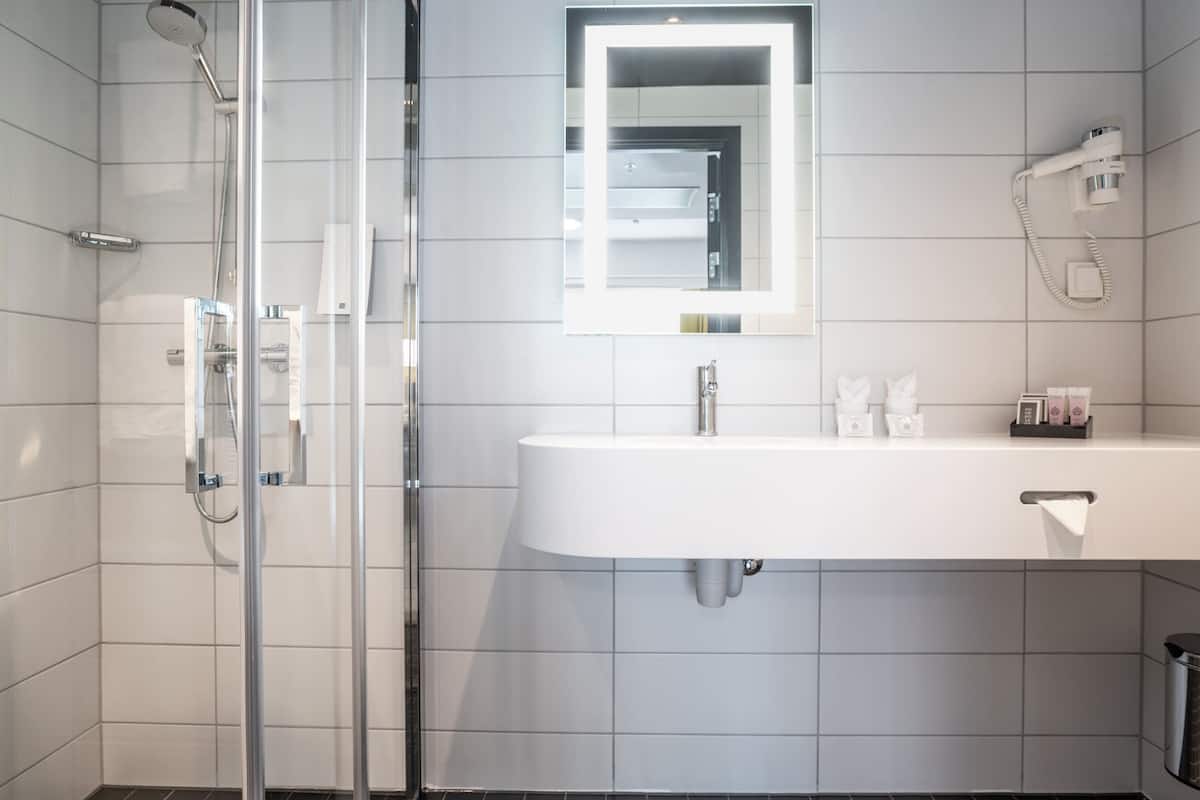 junior suite, non smoking | bathroom | free toiletries, hair dryer, towels