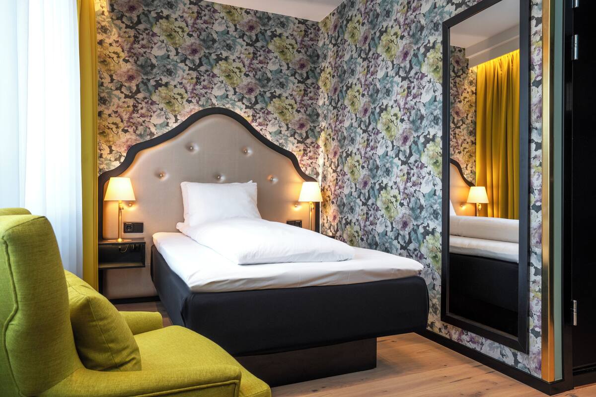 Standard Room, 1 Queen Bed, Non Smoking | Premium bedding, pillowtop beds, minibar, in-room safe