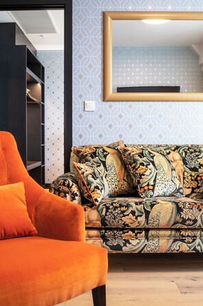 Junior Suite, Non Smoking | Premium bedding, pillowtop beds, minibar, in-room safe - Thon Hotel Cecil (Oslo)
