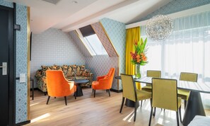 Business kamer, niet-roken | Luxe beddengoed, pillowtop-bedden, een minibar, een kluis op de kamer