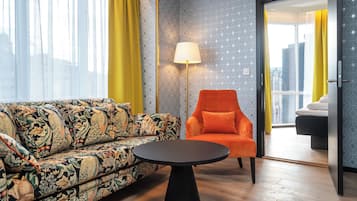 Suite – junior, ikke-røyk | Sengetøy av topp kvalitet, senger med overmadrass og minibar