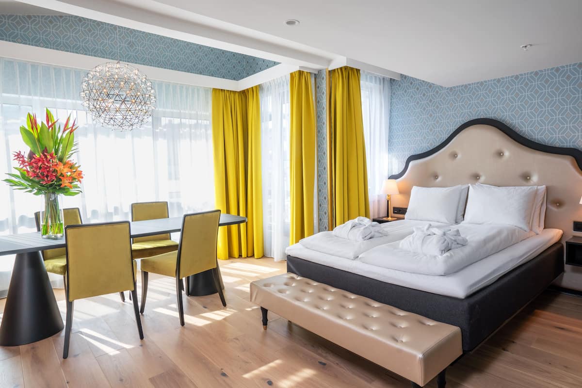 Ropa de cama de alta calidad, colchones con pillow-top y minibar