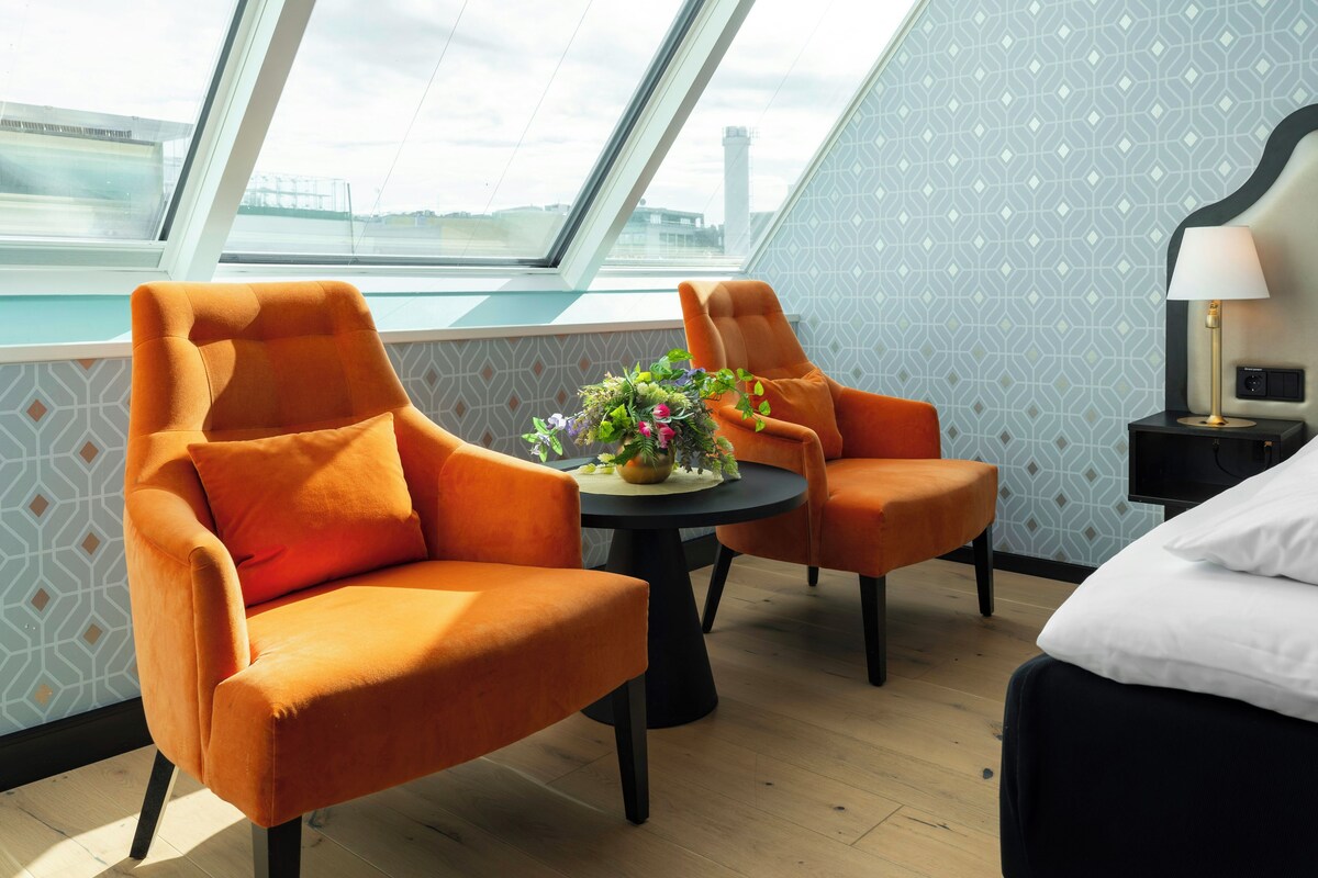 Suite, Non Smoking | Premium bedding, pillowtop beds, minibar, in-room safe