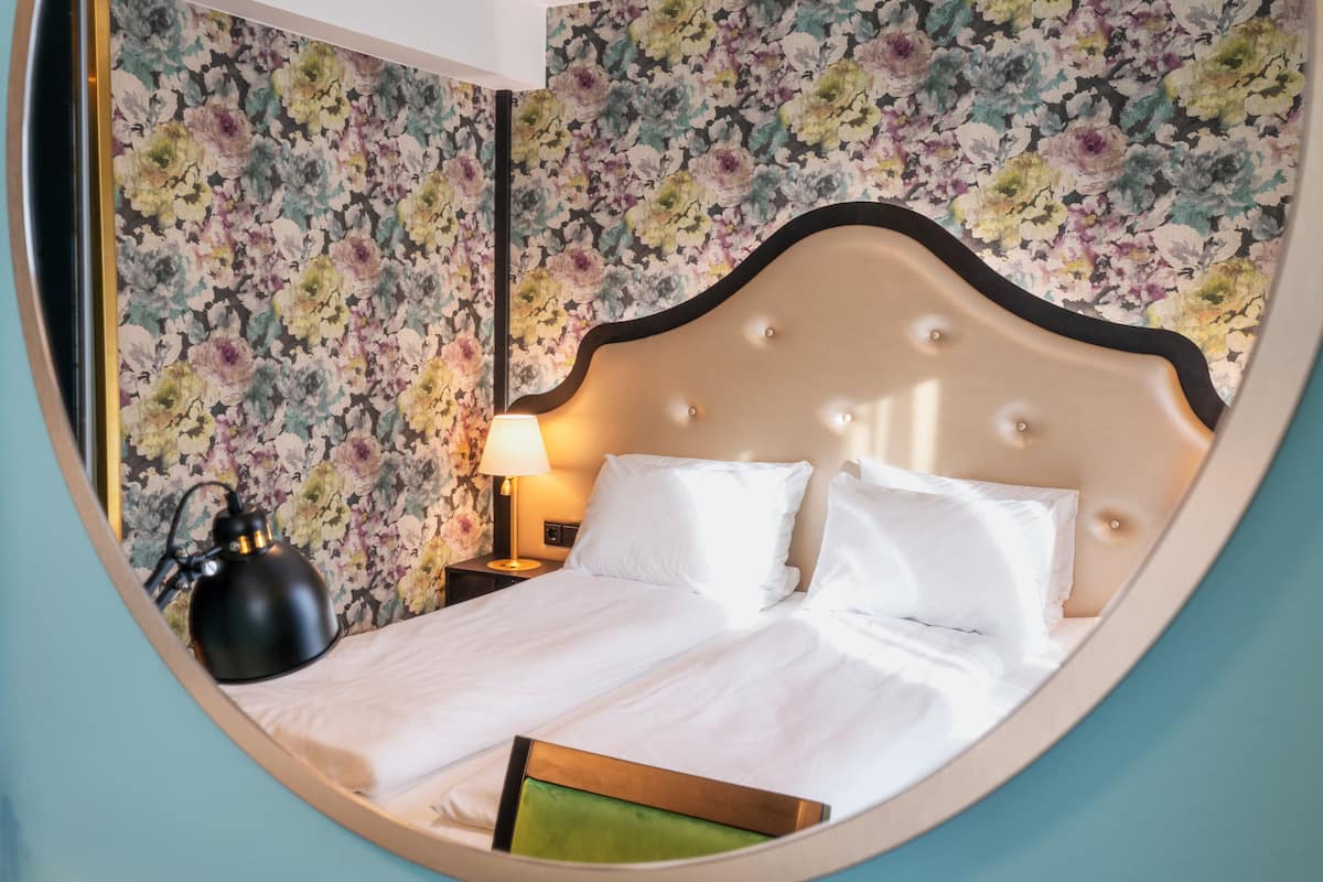 Ropa de cama de alta calidad, colchones con pillow-top y minibar