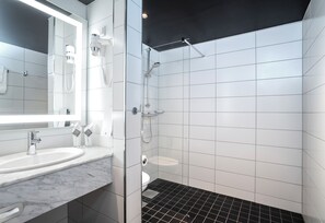 Standard Twin Room, Non Smoking | Bathroom | Free toiletries, hair dryer, towels - Thon Hotel Cecil (Oslo)