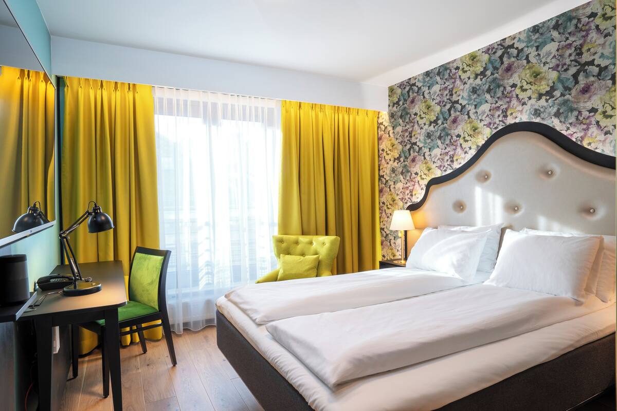Standard Double Room, Non Smoking | Premium bedding, pillowtop beds, minibar, in-room safe