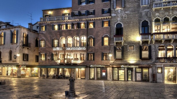 A historic building with a sign for 'HOTEL SCANDINAVIA'. - Hotel Scandinavia - Relais (Venice)